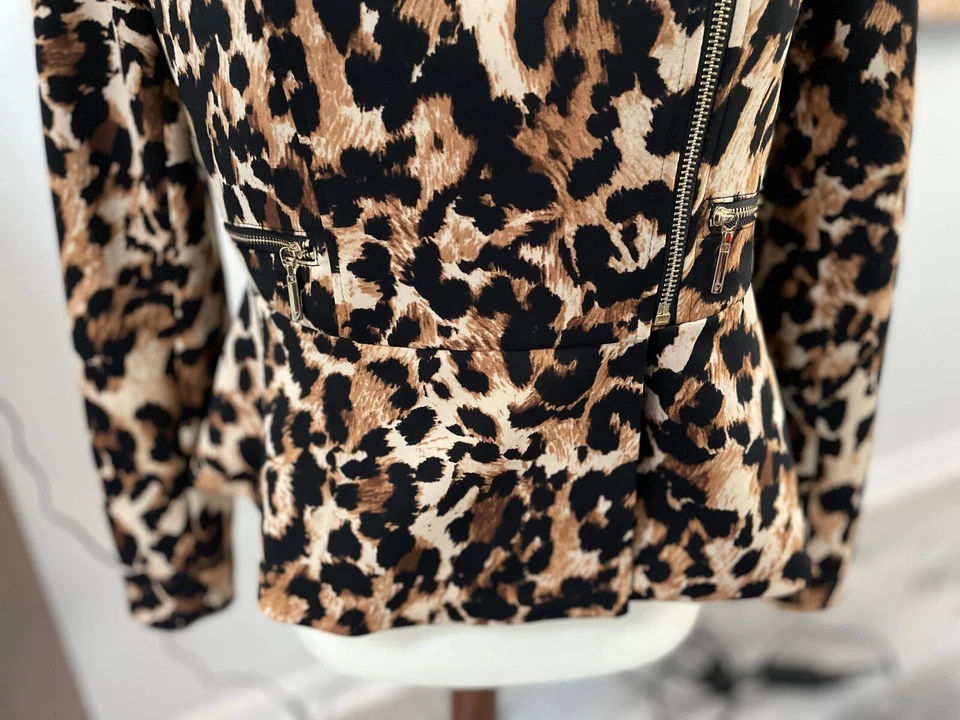 Jaqueta Thalia Sodi animal print leapord zíper lateral, tamanho XS - Imagem 4 de 4