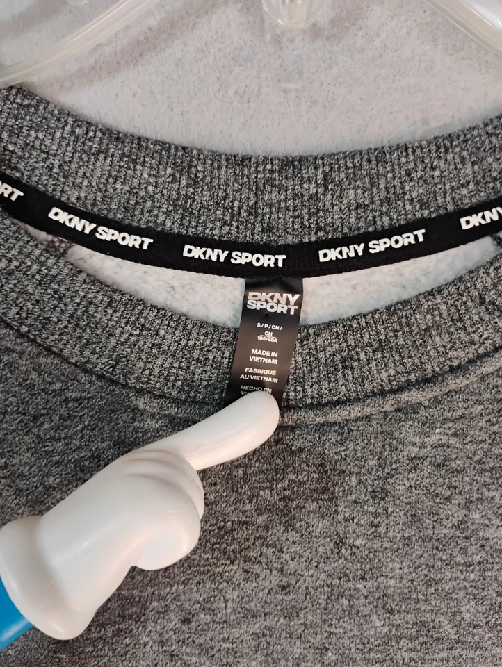 Moletom feminino esportivo DKNY pequeno cinza cropped manga longa malha pulôver - Imagem 4 de 4