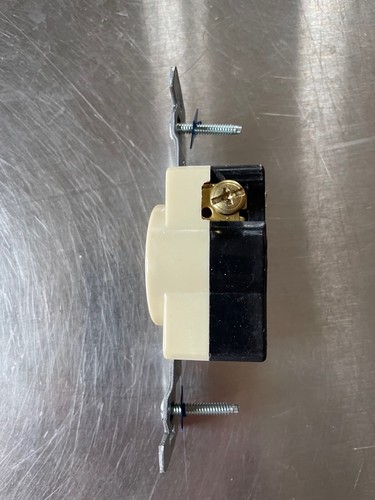 Single Receptacle Cooper Wiring Devices 805V-BOX 20A 3 Pole 3 Wire Non-Grounded - Picture 4 of 9