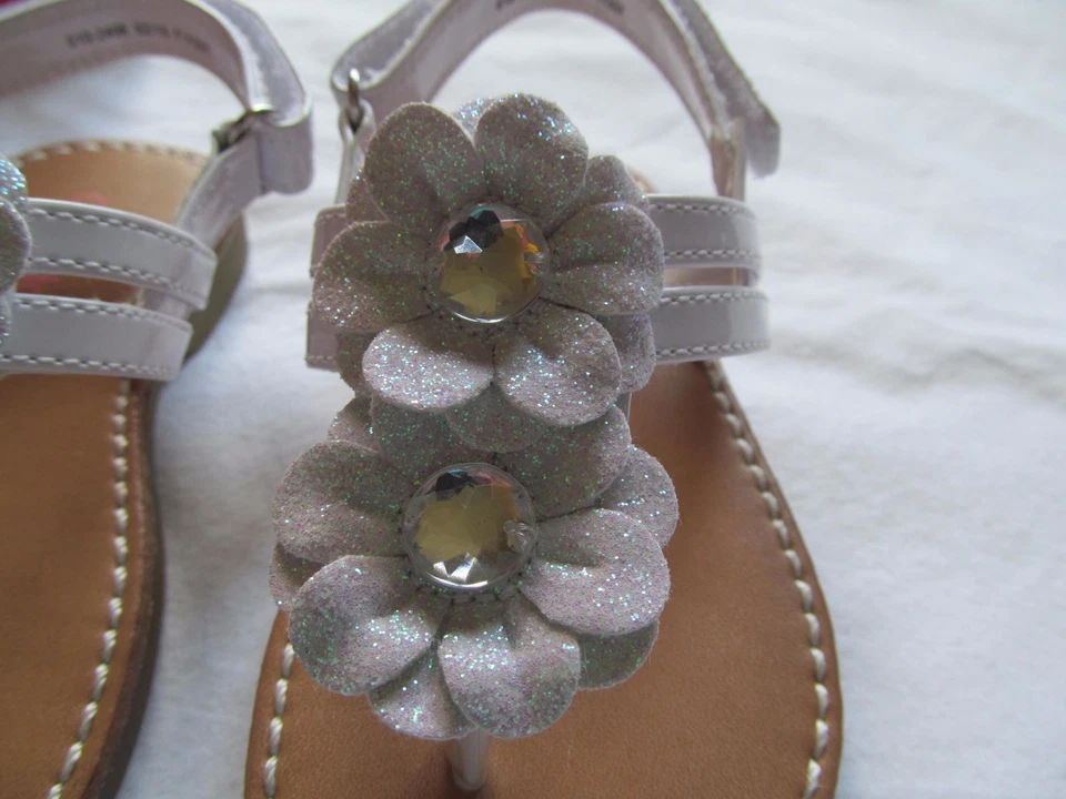 NWT Girls OKIE DOKIE WHITE FLOWER & RHINESTONE SANDALS, size 6 M, Stella,Glitter - Image 4 of 4