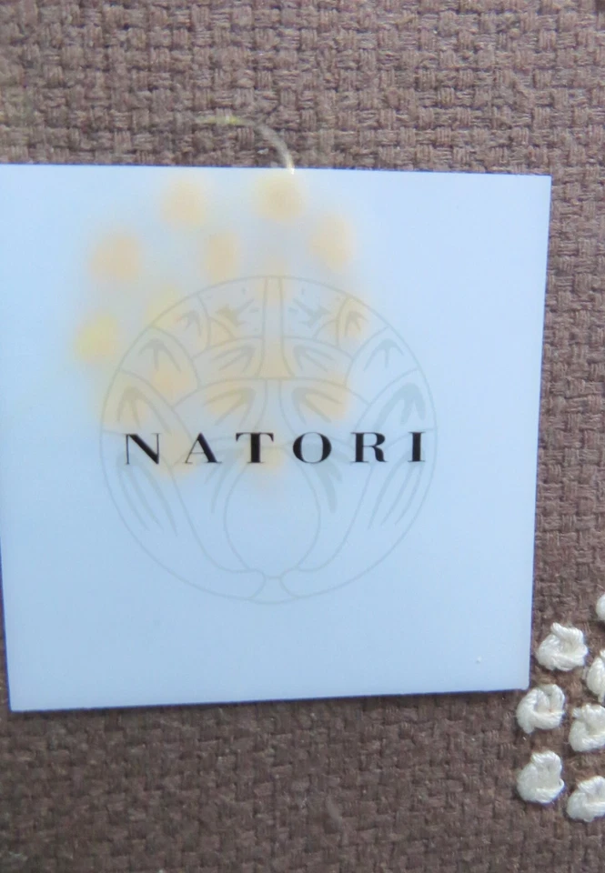 Nuevo en paquete Ropa de cama de lujo NATORI Euro Sham 20x26 marrón 100 % seda bloque indio precio de venta sugerido por el fabricante 230 USD Foto 3 de 4