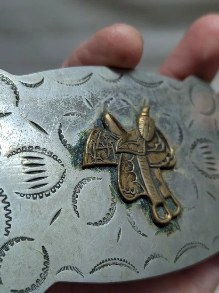 Vintage Justin Hebilla Cinturón NÍQUEL PLATA Ecuestre SILLA DE MONTAR Vaquero RODEO OCCIDENTAL Foto 3 de 4