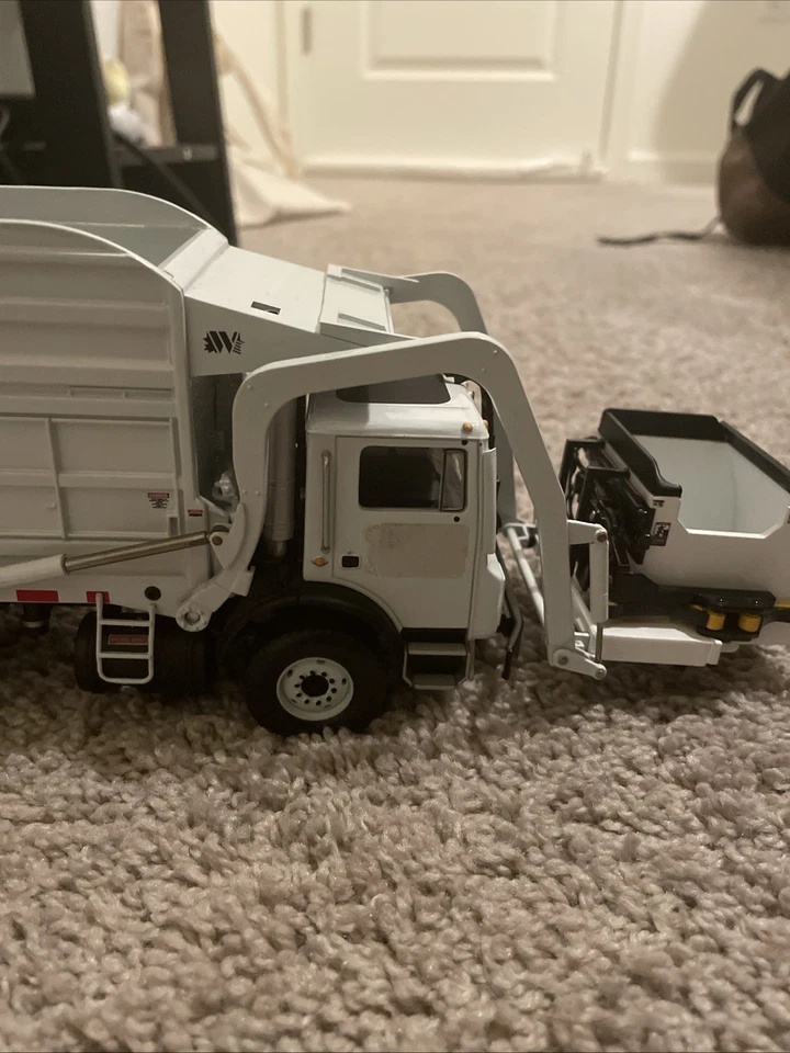 RARE AF First gear garbage truck WHITE REPUBLIC FRONT LOADER MACK MR/ CUROTTOCAN - Image 3 of 4