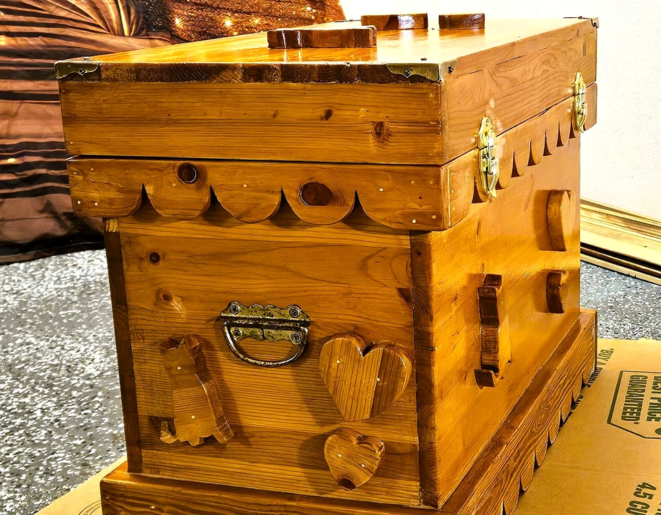 Винтажный детский зубчатый твердый кедр НАДЕЖДА сундук для хранения игрушек с сердечками кошек - Изображение 4 из 4