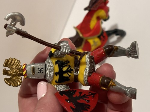 Papo 2002 Medievale Rosso Giallo JKnight King Cavallo Nero Figure Giostra - Foto 2 di 4