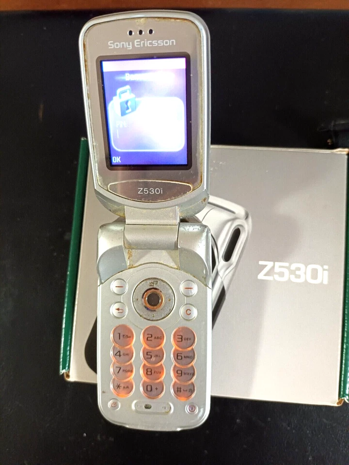 Sony Ericsson Z530i Soft Nero Bluetooth Mobile Phone GSM/GPRS - Immagine 2 di 3