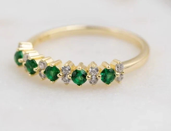 Alianza de boda de eternidad de esmeralda verde simulada de 1,50 quilates enchapada en oro amarillo de 14 k Foto 3 de 4