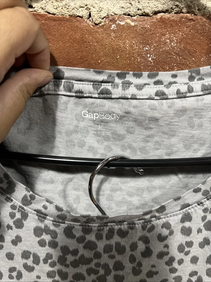Conjunto de pijama y jogger gris GapBody de manga larga grande con cuello redondo Foto 2 de 4
