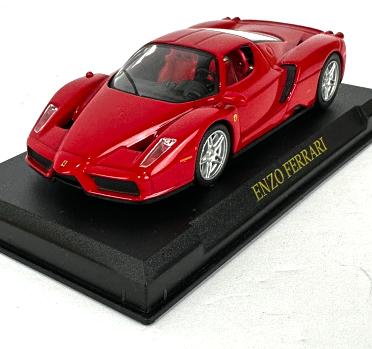 ミニカー FERRARI ENZO F 2008 Formula 1 Red s-l400.jpg