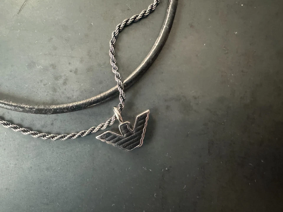 Collar colgante Emporio Armani de acero inoxidable/cuero raro Foto 4 de 4