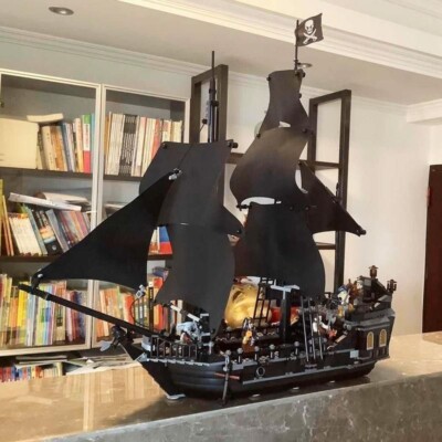 Pirates of the Caribbean Black Pearl Interchangeable Includes 6