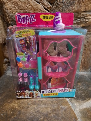 2015 MGA - Bratz Doll #ShoefieSnaps Showcase Set (NEW) Spinning Shoe Storage 