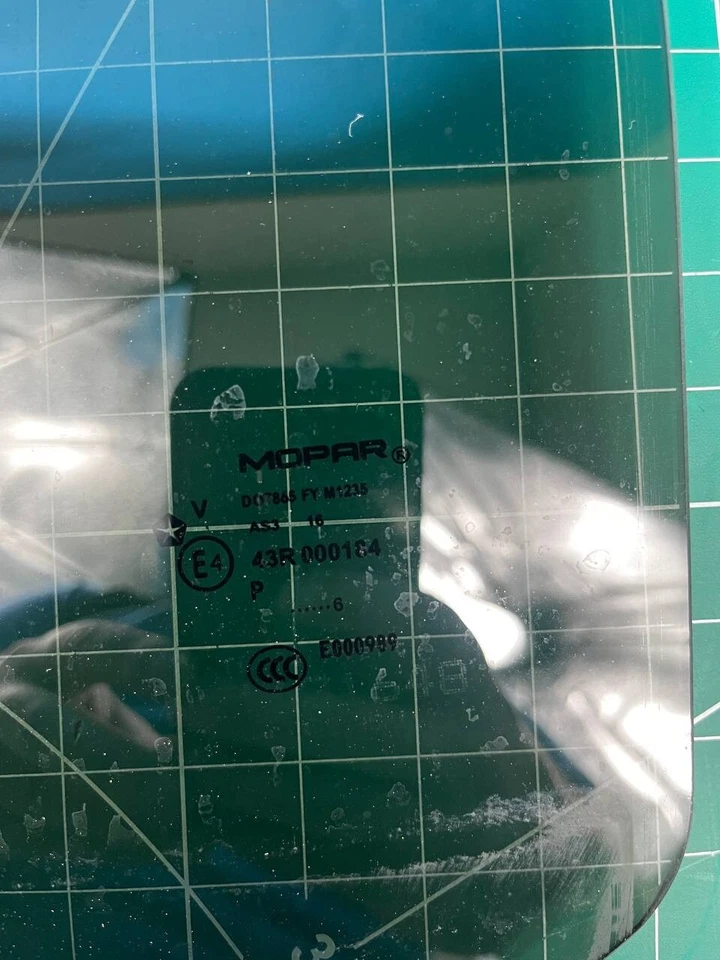 Стекло заднего левого окна двери со стороны водителя для Jeep Compass 2007-2016 годов выпуска E4 43R 000184 от оригинального производителя - Изображение 2 из 4