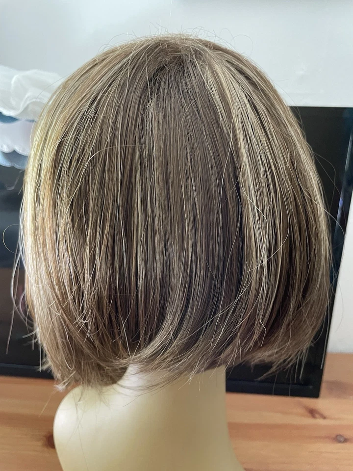 Bob corto sintético con flequillo Rene of Paris Foto 3 de 4