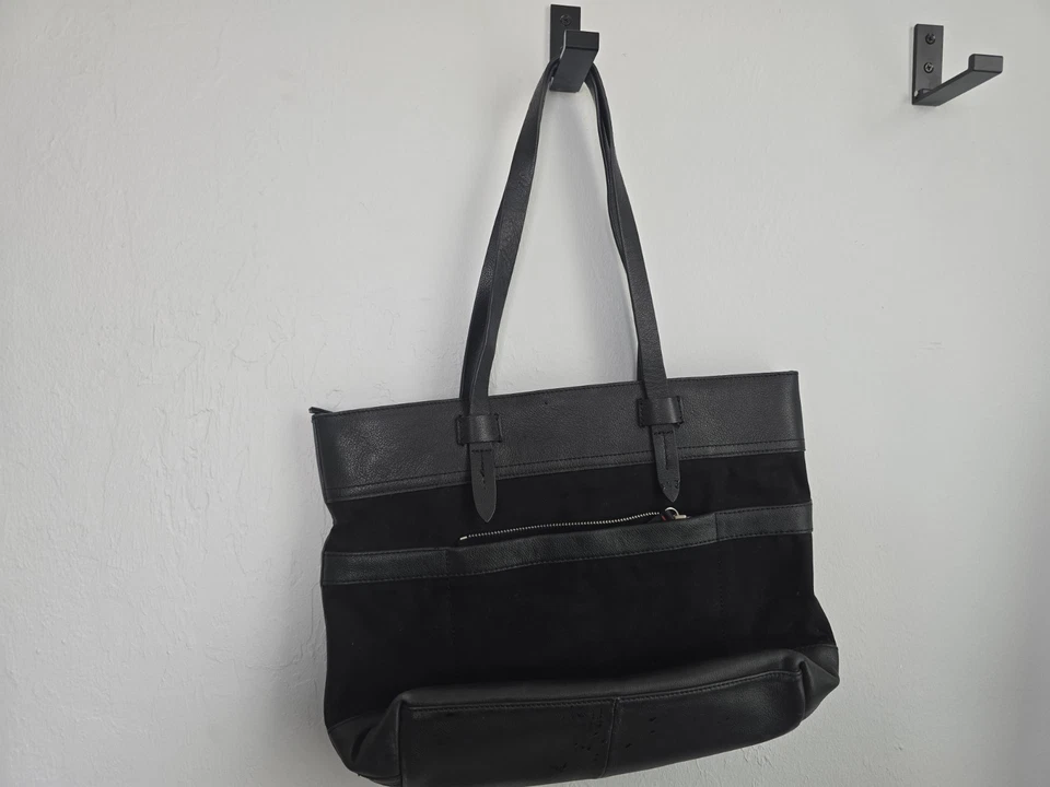 Bolso de hombro ED Etienne D de cuero gamuza negro con encanto de amor rojo Foto 4 de 4