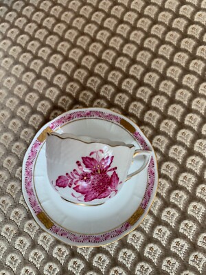 HEREND Teetasse mit Untertasse - Apponyi / Chinesisches Bouquet in Himbeere 711