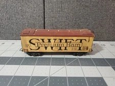 HO Scale Swift Premium Ham SRL 1944 40' Reefer Box Car  - D-Link Couplers