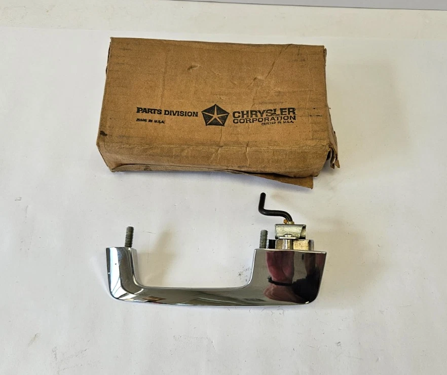 Manija de puerta exterior trasera izquierda Plymouth Valiant Dodge Dart 1967-1968 2583807 Nuevo de Lote Antiguo Foto 3 de 4