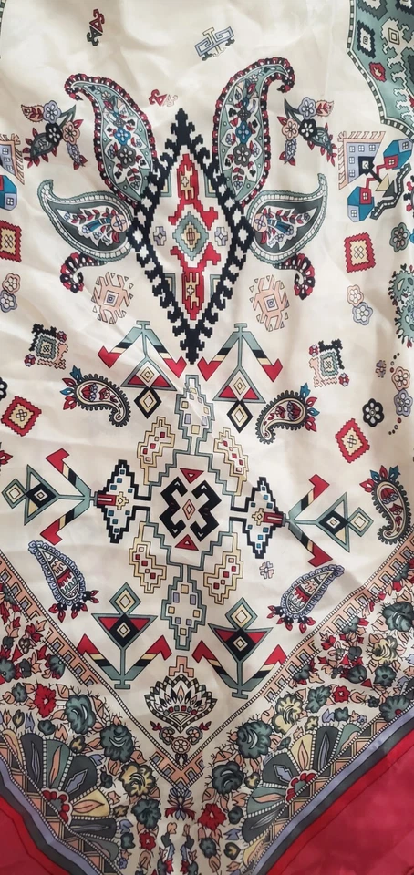 Bufanda vintage 100 % seda diseño azteca 41" cuadrada enrollada a mano Foto 4 de 4