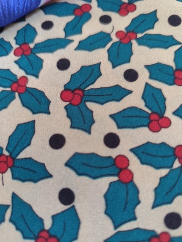 Dressmaking Fabric Smooth Crepe Christmas Print 225 X 148 Cms - Picture 6 of 6