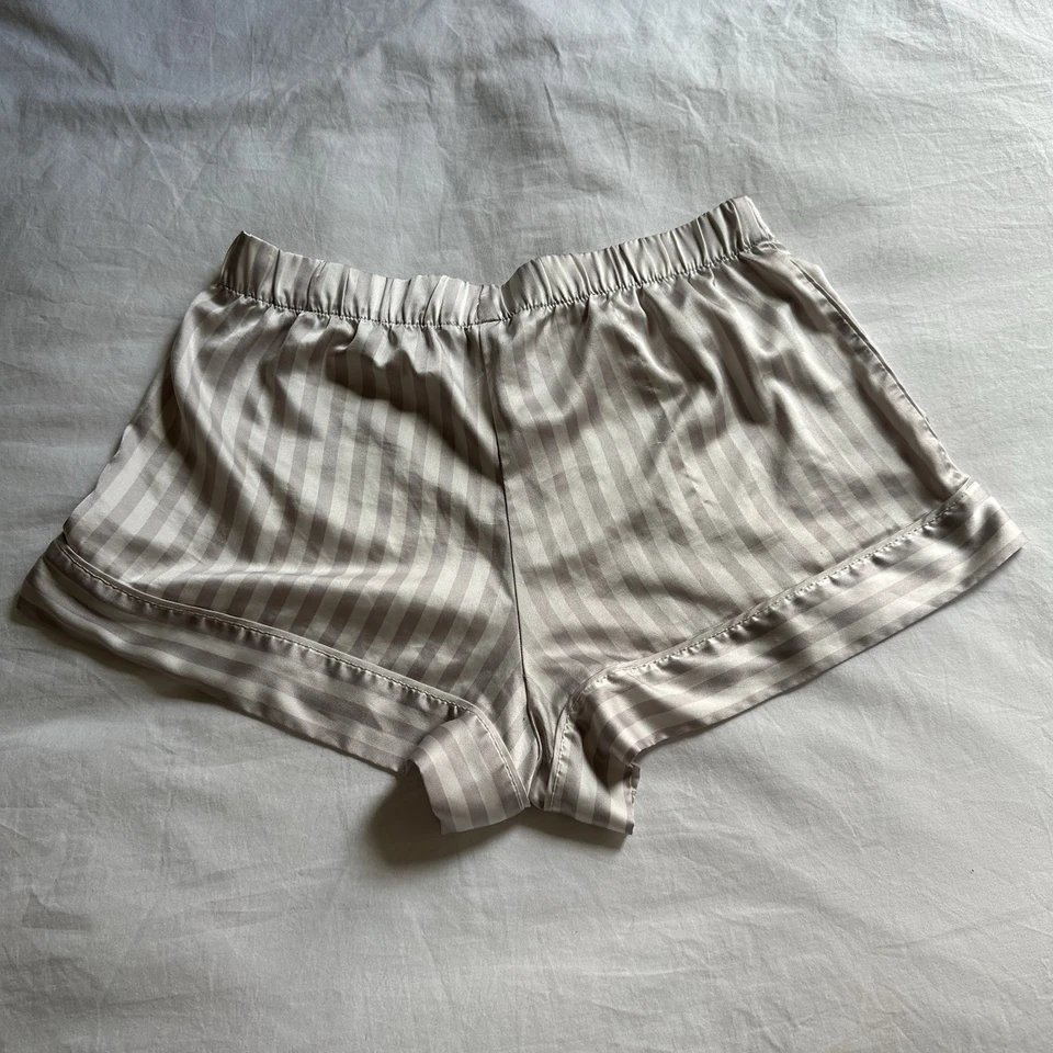 Pantalones Cortos de Pijama Victoria's Secret Satén Púrpura Claro y Blanco Rayas Talla M Foto 4 de 4