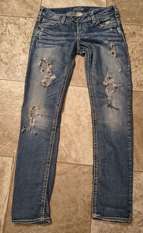 Silver Jeans Co. Tuesday Slim 27/29 made in Canada. Distressed.