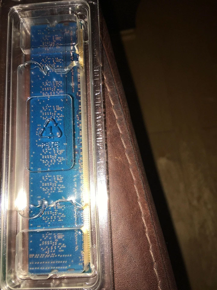 Elpida PC3-8500 1 GB DIMM 1066 MHz DDR3 SDRAM Memory (EBJ10UE8BBF0AEF) - Image 2 of 3