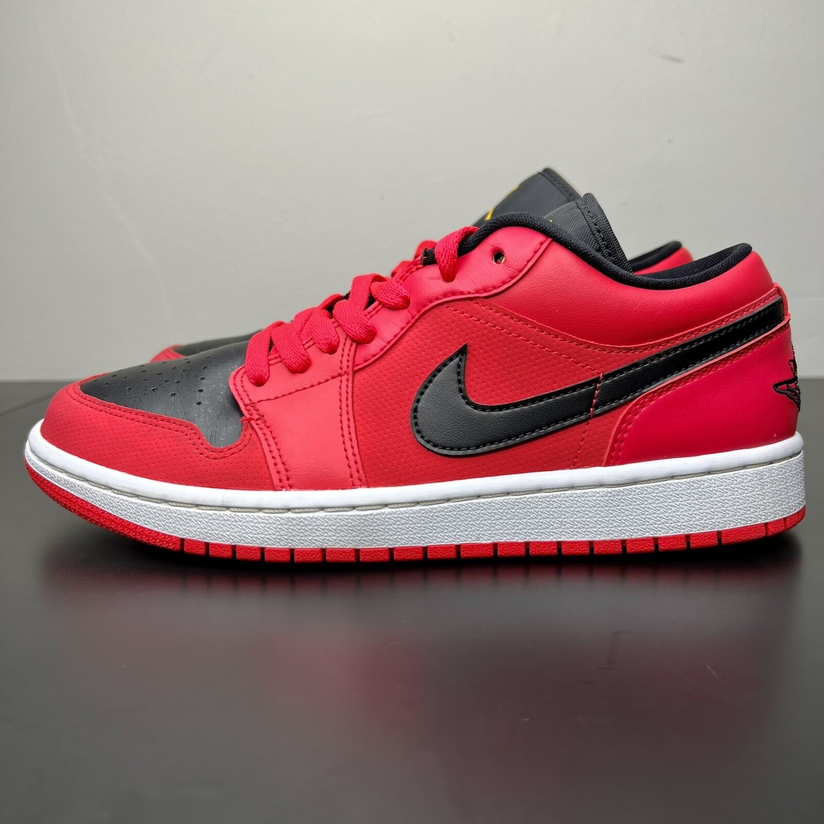 靴 NIKE AIR JORDAN 1 LOW SIREN RED 24 Nike Air Jordan 1 Low Siren Red White Black Shoes DC0774-004