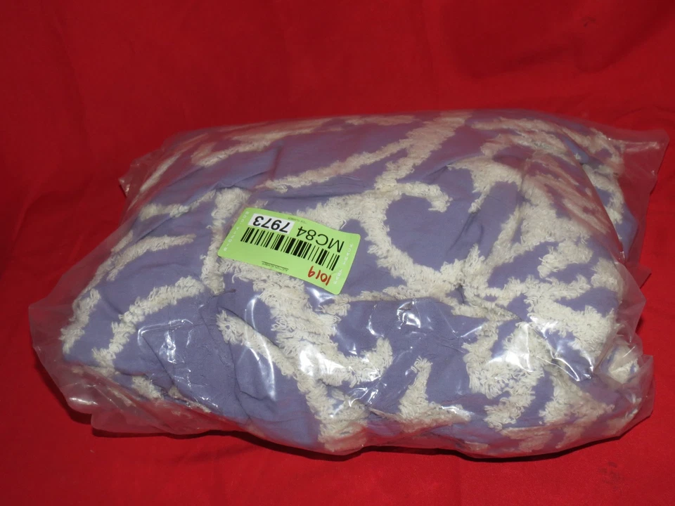 Colcha de chenilla The Adele de OakRidge ComfortsTM lavanda blanca REINA Foto 2 de 2