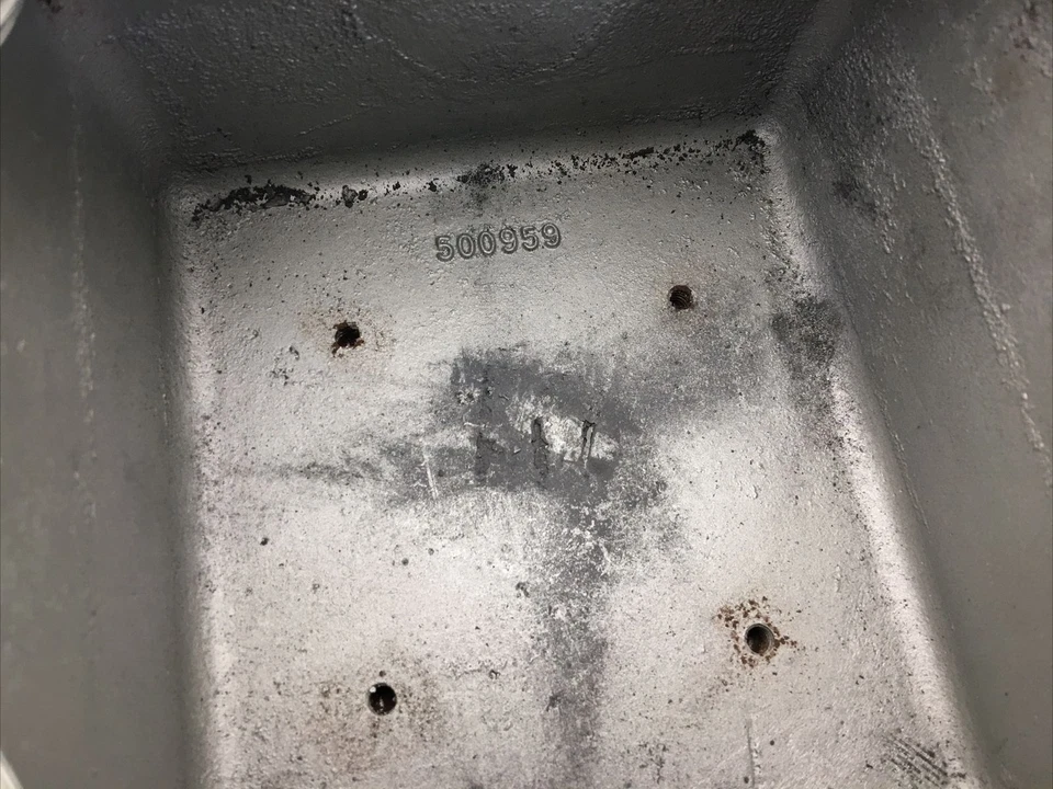 GUBB-11 APPLETON NUEVA OTRA CAJA DE CONEXIONES DE HIERRO CON CUBIERTA DE ALUMINIO FONDO DAÑADO Foto 3 de 4