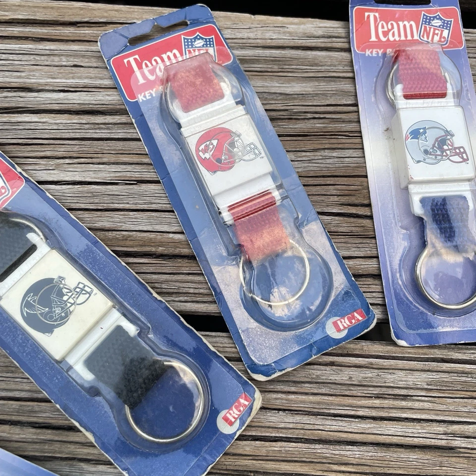 Vintage Lot Of 28 Key Ring Buckle Keychain Various Patriots Etc NFL Teams New - Image 4 of 4