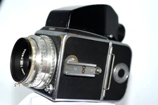 HASSELBLAD 1000F Carl Zeiss Tessar 80/2.8 with 12 ex. film magazine. 90* PRISM.