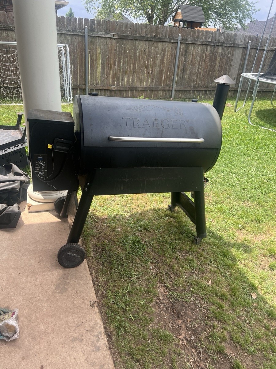 Traeger Pro Series pellet smoker grill