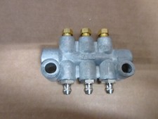 AE-61 Grease Distributor w/ Parallel Outlet