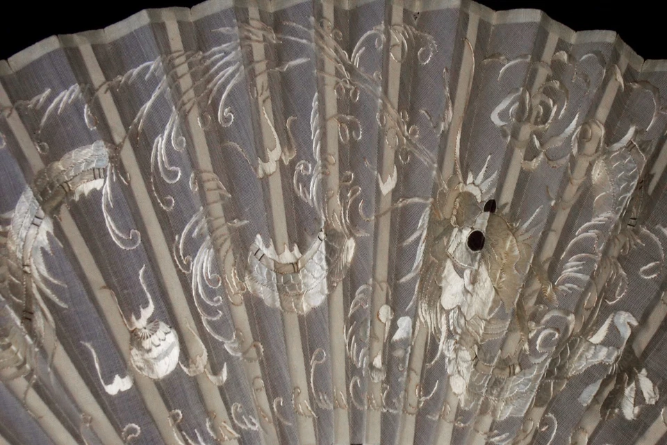 Antique Canton Fan Chinese Export Silk Embroidery Exquisite Carving - Изображение 2 из 4