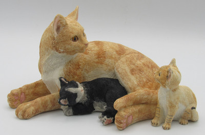 Lenox ''Catnap Cuddle'' Resin Cat Mom and Kittens Figurine