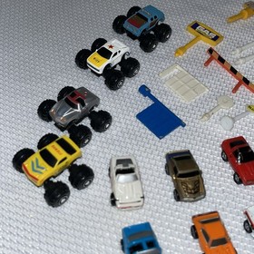 Vintage 1988 Galoob Micro Machines Super City Toolbox Signs + 20 Cars Trucks Lot
