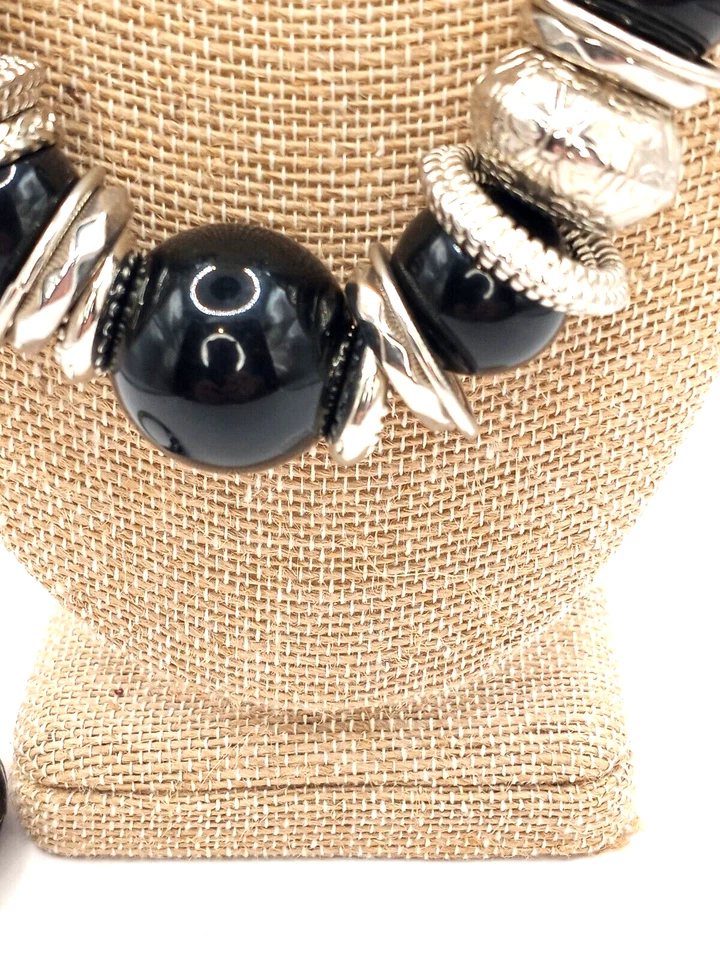 Conjunto de joyas mixtas collar, pendientes y pulsera Lia Sophia en tono negro y plata Foto 3 de 4