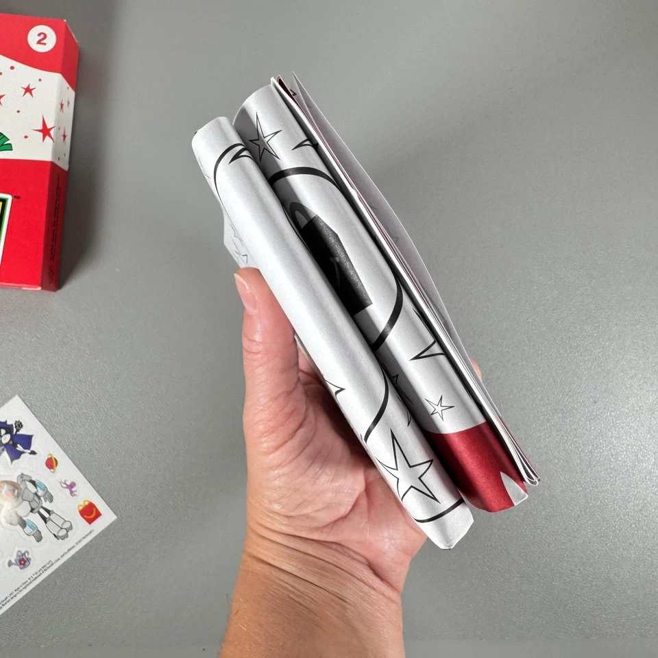 McDonald's Happy Meal Toy 2021 - Robin #2 | DC Teen Titans Go! Póster y pegatinas Foto 3 de 4