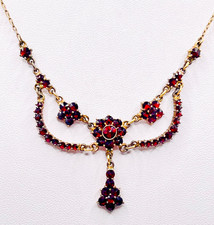 Collana vintage lavalier a grappolo di granato di Boemia dorato, con scatola.