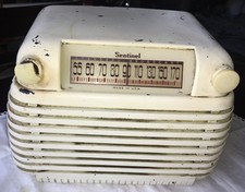 1940's Sentinel 284-1 Art Deco Bakelite Radio w/ off-White Factory Paint ~AS IS.