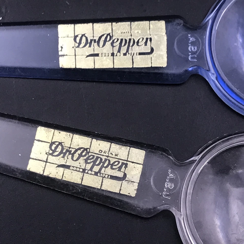 2 - Abridor de letras de plástico azul y transparente Dr Pepper con logotipo de lupa de finales de los años 40 Foto 2 de 4