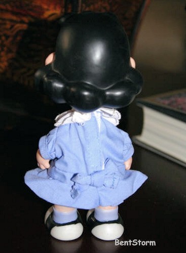 1ª Edición 2000 Lucy Pelo Negro Azul Vestido Cacahuetes Galería Sello Estatuilla NUEVO - Imagen 3 de 4