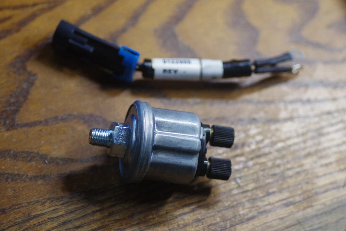 Blue Bird 01969062 FILTER,DEF,40 MICRON SENDER,OIL,VDO,SCREW 