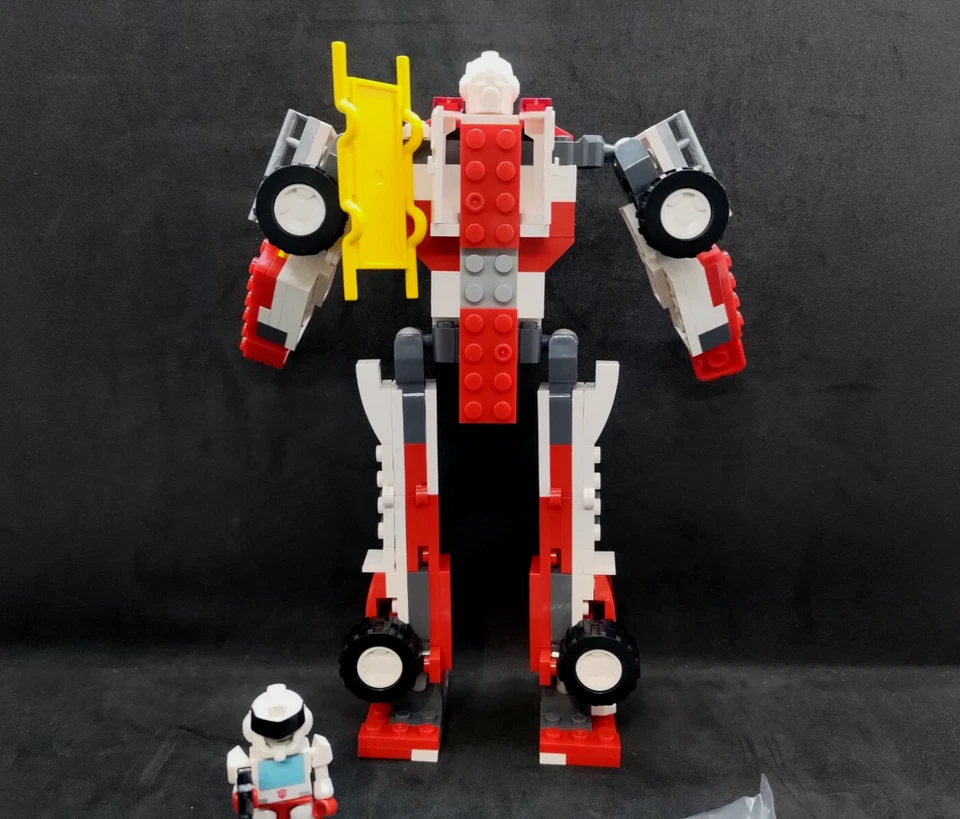 KRE-O Transformers - Create It - 2 In 1 Ambulance or Robot Set 30662 - Image 3 of 4