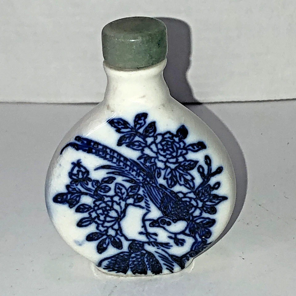 Botella de tabaco china porcelana azul y blanco, verde jade color tapa y letrero Foto 4 de 4