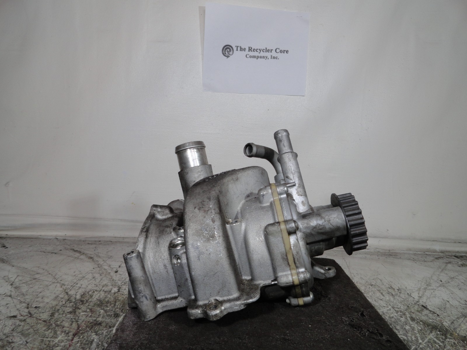 McLaren MP4-12C 2012-2021 Water pump with housing P/N 00062231