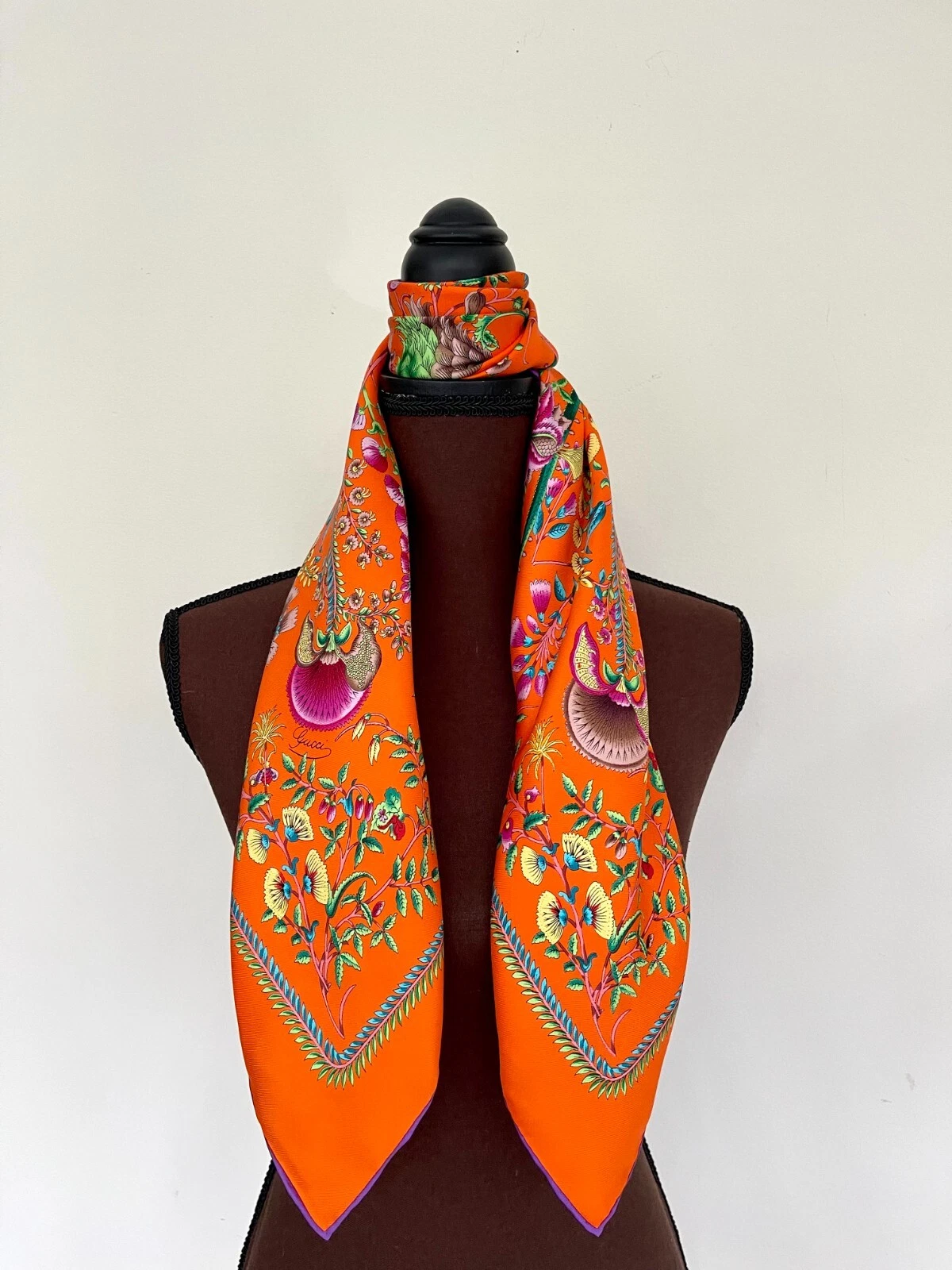 Impression unisexe Gucci soie enveloppée flore imprimée multicolore soie orange avec boîte cadeau Gucci