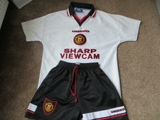 BOYS SIZE YOUTH AGE 12-13 MANCHETER UNITED 1996-1997 FOOTBALL STRIP  - USED