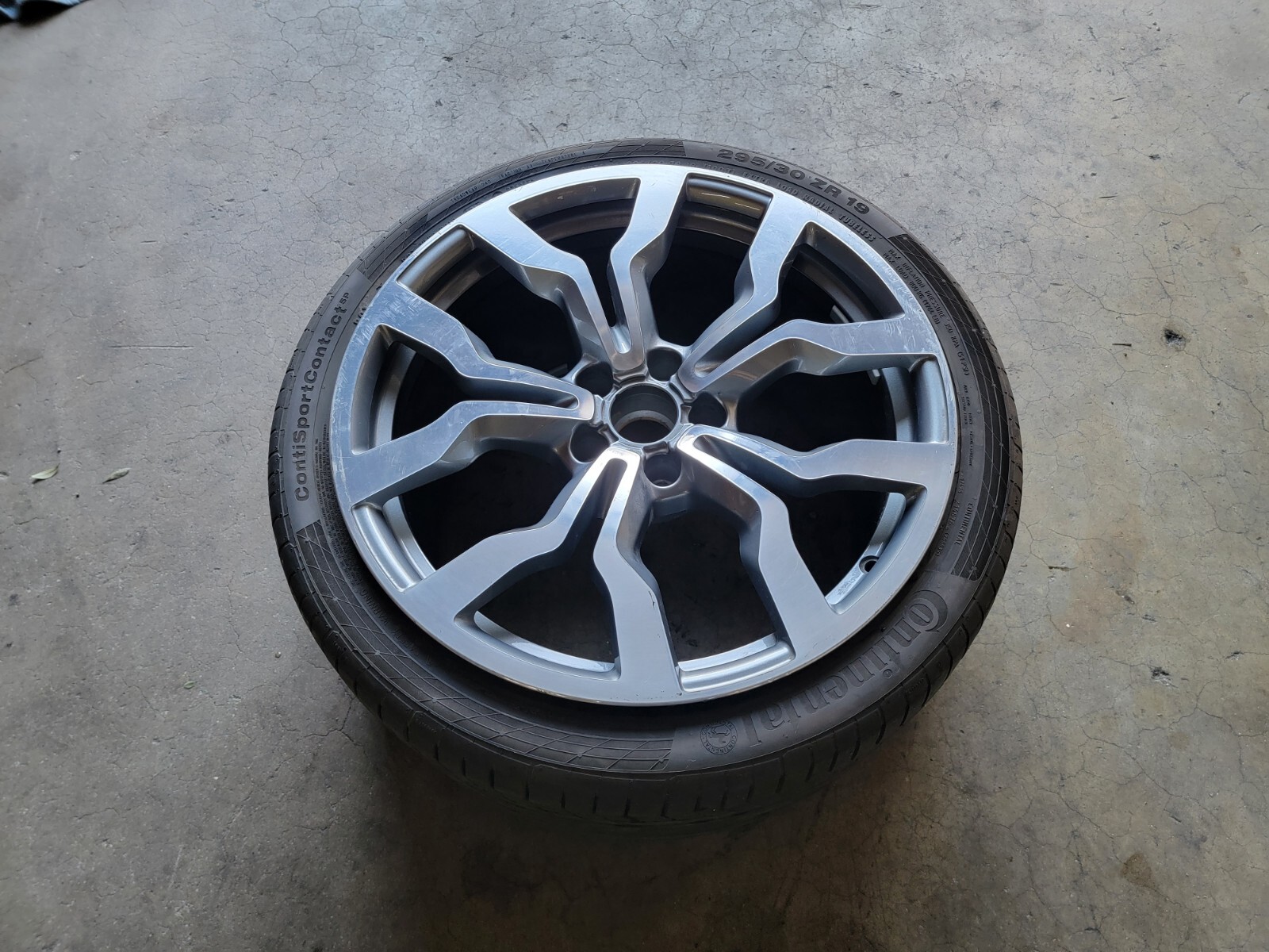 AUDI R8 FRONT RIM WHEEL WITH TIRE OEM 420601025AN 10-15